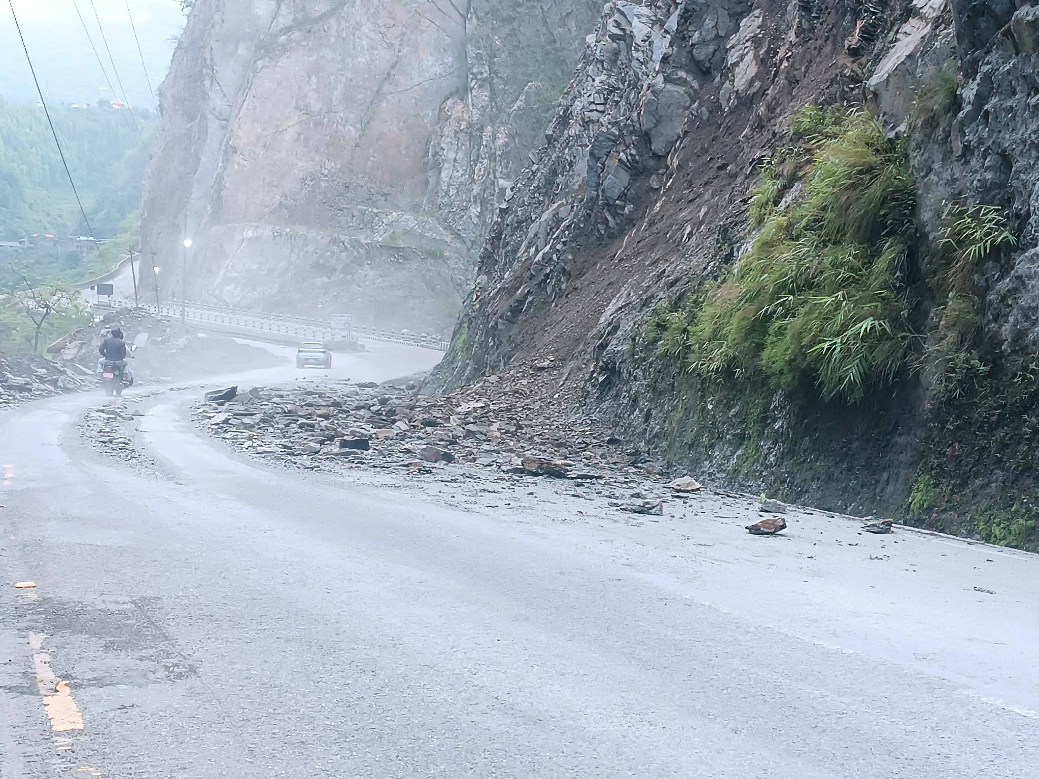 मुग्लिन–नारायणगढ सडक खण्ड अन्तर्गत तुईन खोला क्षेत्रमा ढुंगा झरेपछि अवरुद्ध सडक पुनः दुवैतर्फ सञ्चालन